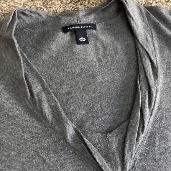 🤩Banana Republic Gray v-neck sweater Sz small - Picture 7 of 7